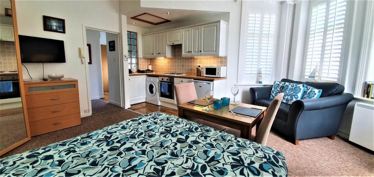 A Beautiful Apartment With Stunning Sea Views & Private Balcony Bournemouth Bagian luar foto