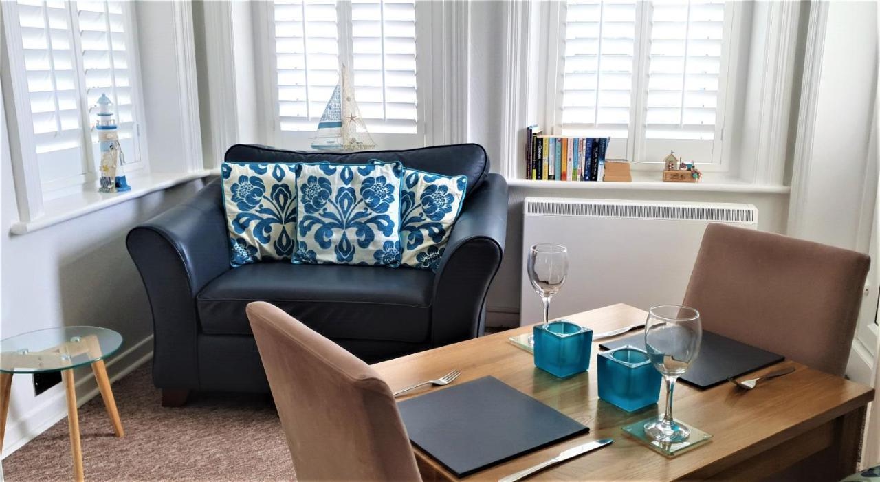 A Beautiful Apartment With Stunning Sea Views & Private Balcony Bournemouth Bagian luar foto