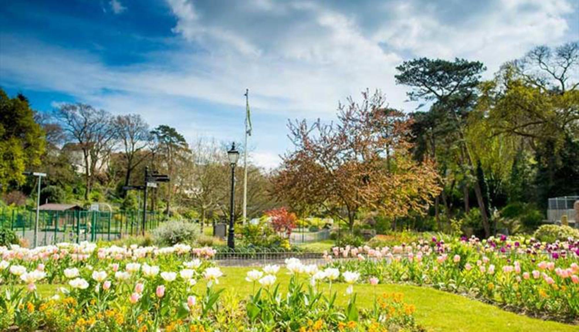 A Beautiful Apartment With Stunning Sea Views & Private Balcony Bournemouth Bagian luar foto