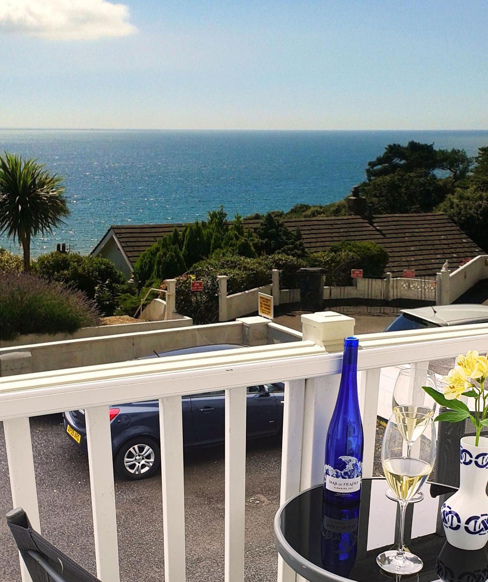 A Beautiful Apartment With Stunning Sea Views & Private Balcony Bournemouth Bagian luar foto